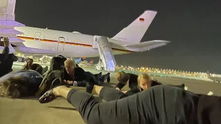 Шольц с командой лежат на полу в аэропорту Бен-Гурион во время ракетного обстрела Тель-Авива