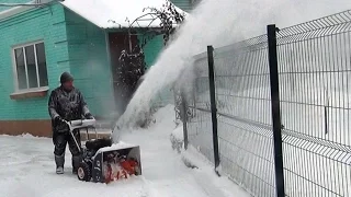 Снегоуборщик в работе