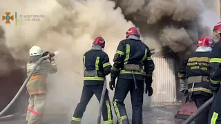 Столичні вогнеборці ліквідували пожежу в гаражах