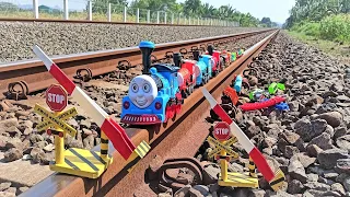 Mencari Mainan Kereta Api, Menemukan Dan Merakit Kereta Thomas, James, Gerbong Tangki