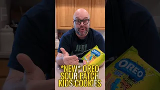 😲 Sweet & Sour Surprise: Trying the NEW Sour Patch Kids Flavor (!?) Oreos for the First Time! 🍬🍪