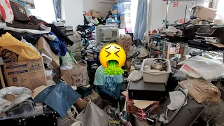 😓A YOUNG GUY'S HOUSE IS FILTHY LIKE THIS AND HE WON'T LET ANYONE CLEAN IT!🤮#cleaning #cleanwithme