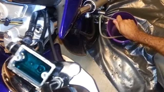 Como Fazer a Sangria  do Fluido de Freio a Disco da Sua Moto