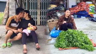 The couple's daily life: The wife picks vegetables to sell, the husband takes care of the children.