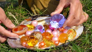 The beautiful woman received a pile of clams with a desirable pearl and gemstone inside