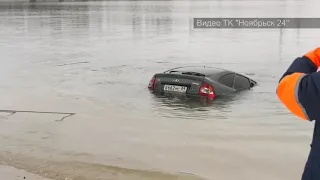 В Ноябрьске достали из воды машину, в которой утонула девушка