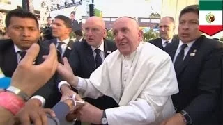 Папа Франциск отругал навязчивого прихожанина
