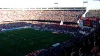 Homenaje a Arteche, aplausos minuto 4 del partido Atletico de Madrid-Getafe