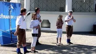 die Matrosen in Lederhosen mit ihren Töchtern