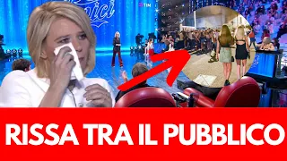 RISSA TRA IL PUBBLICO DI AMICI DOPO L'ELIMINAZIONE: COINVOLTI ANCHE...