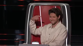 Niall Horan on litteral crack at The Voice #niallhoran