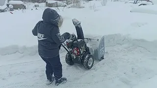 Уборка ❄❄❄ снега Интерскол 650 , Николай на рулях,растёт подмога