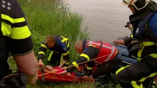 VROUW IN AUTO TE WATER WORDT GERED DOOR BRANDWEER! - TOPDOKS HULPDIENSTEN