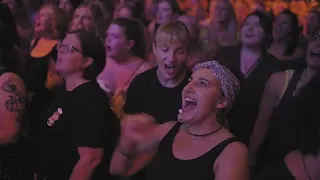 1500 strangers sing "I Want It That Way" (Backstreet Boys)