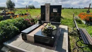 Двійний європейський пам'ятник з у золотому та темних відтінках. Компанія "Спокій".