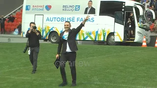 Belind Këlliçi hyn në stadium me autobusin "falas"