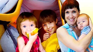 Une belle cabane pour Bianca! Vidéo divertissante pour enfants. Vlog famille.