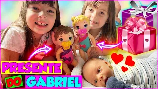 Bebê Gabriel trouxe presente para Laurinha E Helena | Jéssica Godar, Laurinha E Helena E Gabriel