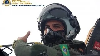 Aviador naval brasileiro voa o Gripen D em Linköping