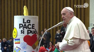 Papa Francesco: Per capire la realtà della vita bisogna abbassarsi come facciamo con un bambino