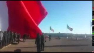 Bandera monumental hace "volar" a soldado en Durango