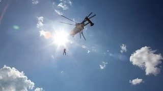 Космонавты Роскосмоса прошли тренировки по подъёмам на борт вертолёта, находящегося в режиме висения