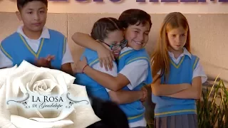 Elenita gana un viaje para una competencia de idiomas | Un corazón... | La Rosa de Guadalupe