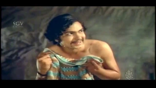 Puttanna Kanagal Movie Kannada Scenes | Jayanthi scrubs boy's back scenes | Edakallu Guddada Mele