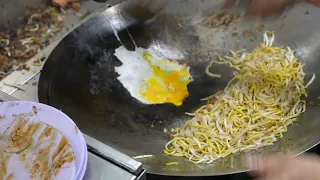 How CHAR KWAY TEOW (炒粿條) IS COOKED! (Bukit Merah, Singapore street food)