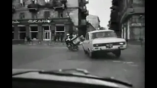 В условиях неочевидности (1986) - car chase scene