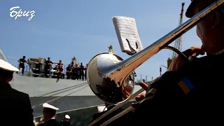 Військовий оркестр грає для екіпажу патрульного катеру «Trent» Королівських ВМС Великої Британії