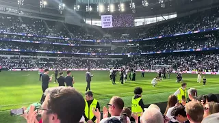 Tottenham players thanking the fans