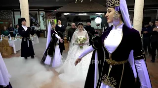 Красивая встреча невесты на свадьбе