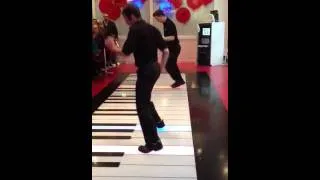 FAO Schwarz piano dancers "The Entertainer"