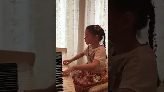 Агафья Корзун, 5 лет, Менуэт № 63, В.А. Моцарт