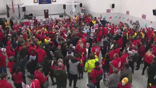 UAW President Fain, Mayor Johnson join protesting auto workers around Chicagoland amid strike agains