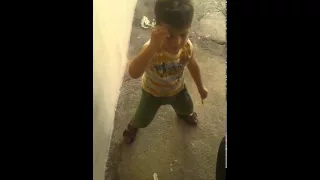 Ele tem 2 anos e dança um arrocha como ninguem...