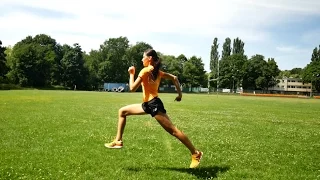 Siła biegowa – skipy, wieloskok – pokazuje mistrzyni Polski juniorów