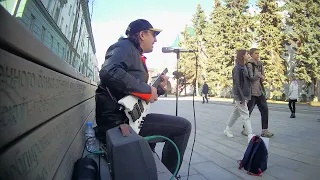 Уличный музыкант с необыкновенным голосом