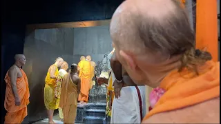 Шрипада Бхакти Викаша Свами посещает Маха-абхишеку Нрисимхадева