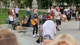 Роман Конограй поёт «Кукушку» Цоя вместе со зрителями, уличный концерт у ВДНХ 8.08.2020.