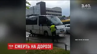 У Борисполі рейсовий автобус збив школярок, одна дитина загинула
