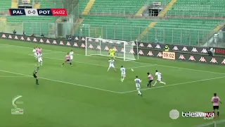 SERIE C | Potenza, che fair play: i calciatori puliscono lo spogliatoio dopo il ko di Palermo