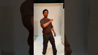 #ShahRukhKhan & #FarahKhan recreate #MainHoonNa in this fun video!