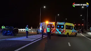 Vangrail houdt auto maar net op de weg, twee zwaargewonden na ongeluk A16 Terbregseplein Rotterdam