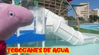 Peppa de vacaciones en la piscina con toboganes de agua del hotel para niños | Peppa Pig en español