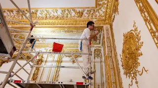 Restauration des dorures du cabinet d'angle // Restoration of the gilding of the corner Cabinet