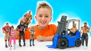 Vlad e Niki 5 travam desafio com brinquedos WWE Forklift
