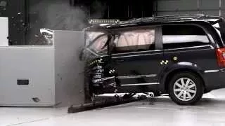 IIHS - 2014 Chrysler Town & Country / Dodge Grand Caravan - small overlap crash test / POOR EVALUAT,