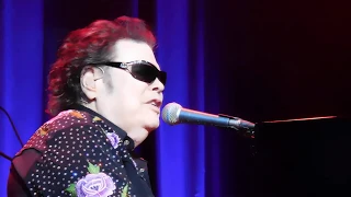 Ronnie Milsap impersonates Elvis Presley